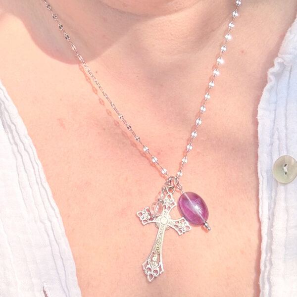 collier croix chretienne amethyste belle de lune