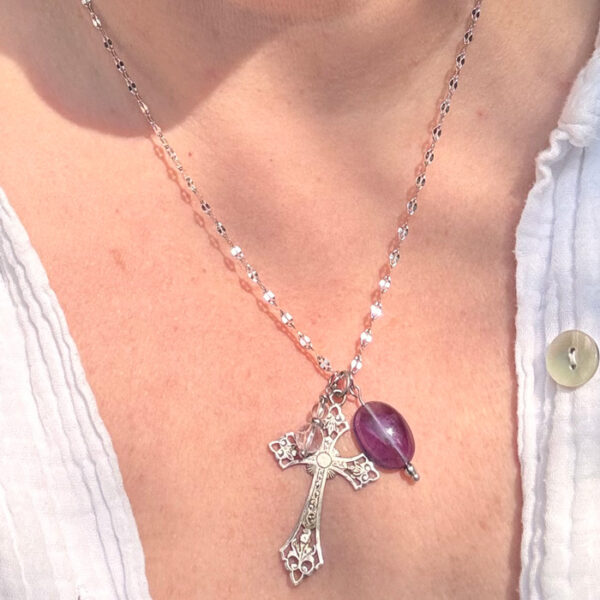 collier croix chretienne amethyste belle de lune