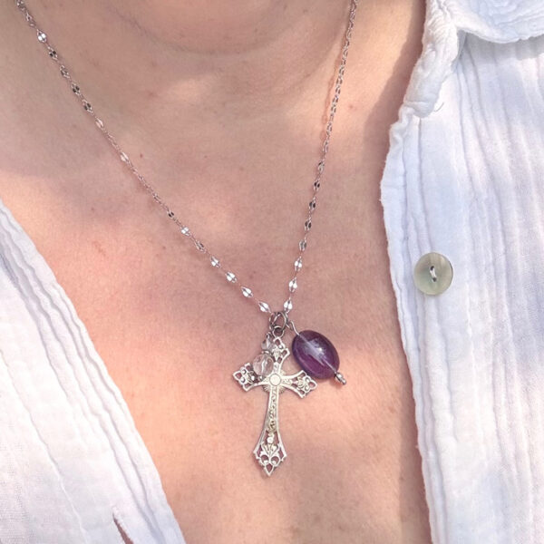 collier croix chretienne amethyste belle de lune