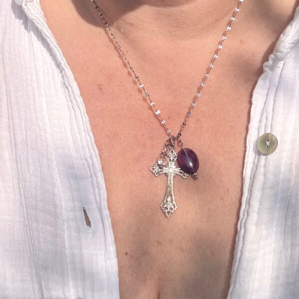 collier croix chretienne amethyste belle de lune