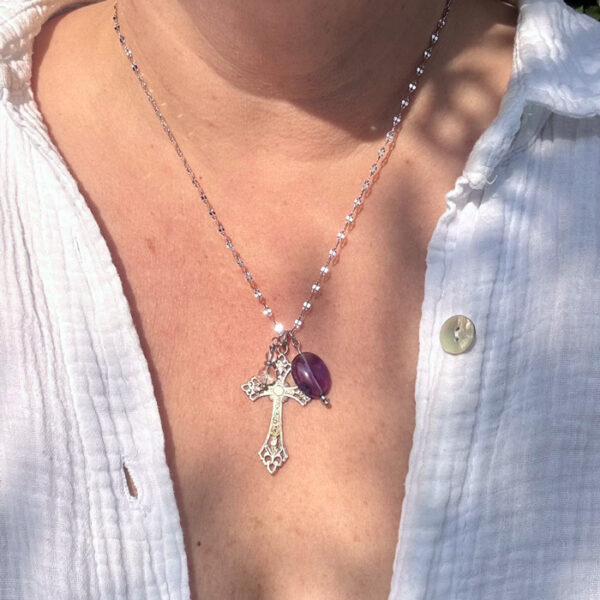 collier croix chretienne amethyste belle de lune