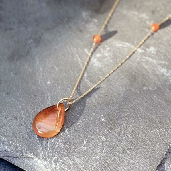 collier en cornaline, pierres naturelles, bien-etre femme belle de lune