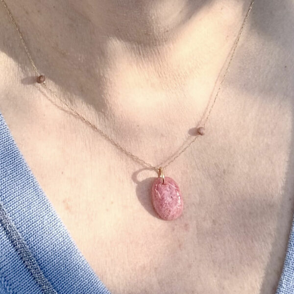 collier en -rhodonite, pierres naturelles, bien-etre femme belle de lune