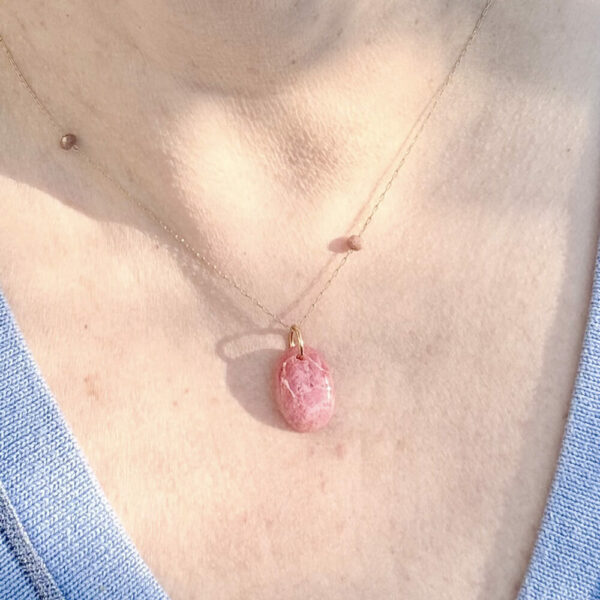 collier en -rhodonite, pierres naturelles, bien-etre femme belle de lune