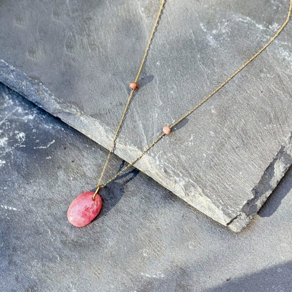 collier en -rhodonite, pierres naturelles, bien-etre femme belle de lune