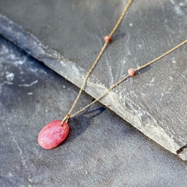 collier en -rhodonite, pierres naturelles, bien-etre femme belle de lune