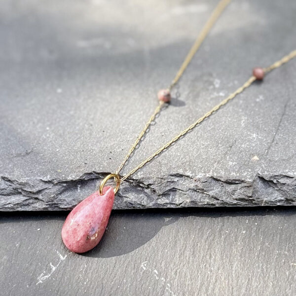 collier en rhodonite pierre naturelle Belle de lune