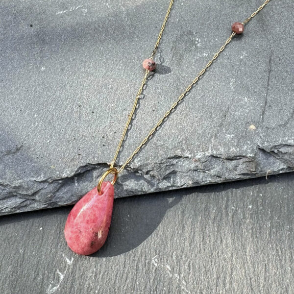 collier en rhodonite pierre naturelle Belle de lune