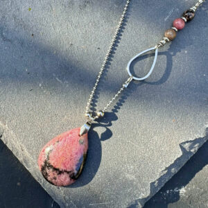 collier en rhodonite pierre naturelle Belle de lune