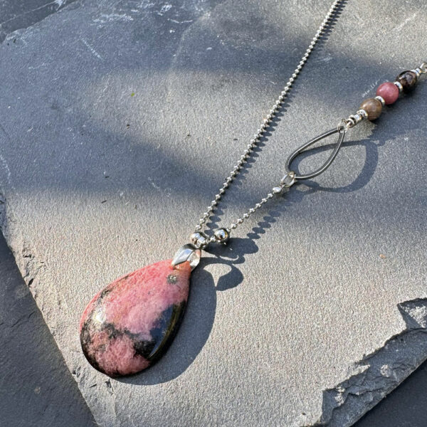 collier en rhodonite pierre naturelle Belle de lune