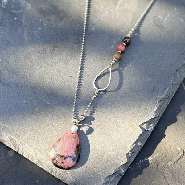 collier en rhodonite pierre naturelle Belle de lune