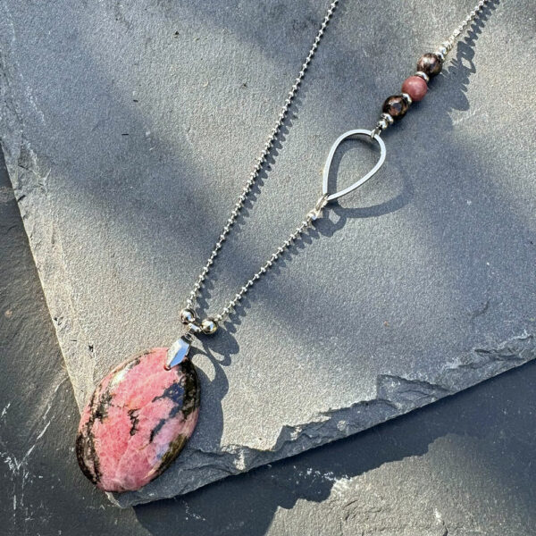 collier en rhodonite pierre naturelle Belle de lune