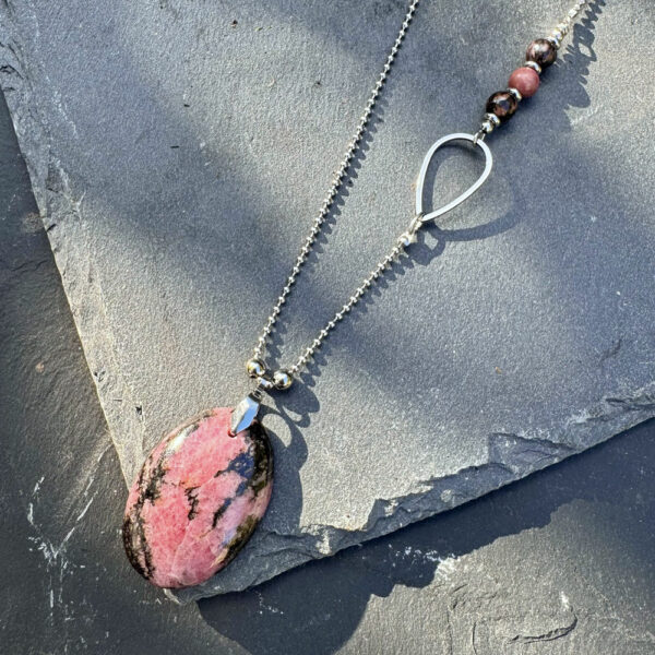 collier en rhodonite pierre naturelle Belle de lune