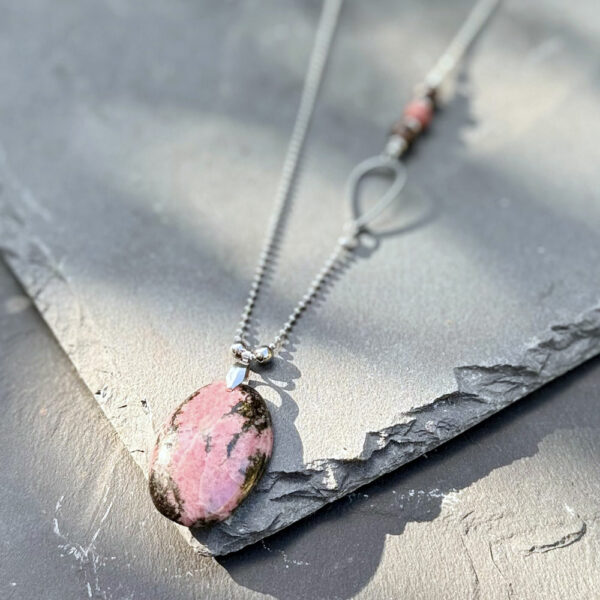 collier en rhodonite pierre naturelle Belle de lune