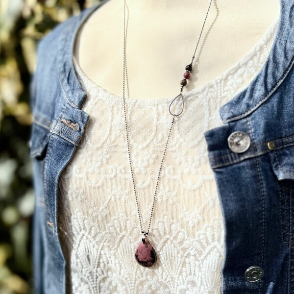 collier en rhodonite pierre naturelle Belle de lune