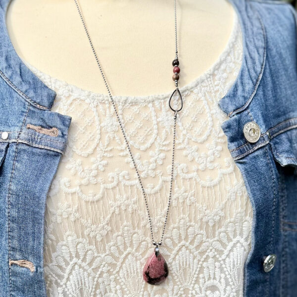 collier en rhodonite pierre naturelle Belle de lune